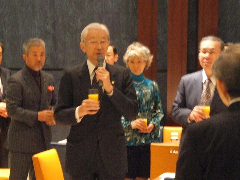 008toast by Mr. Matsuzaki, chairman, Morinaga Food Co.JPG - 16 July 2008
During the business conference in Tokyo, Mr Matsuzaki, chairman of Morinaga Food Company, proposes a toast for Invincible Japan.